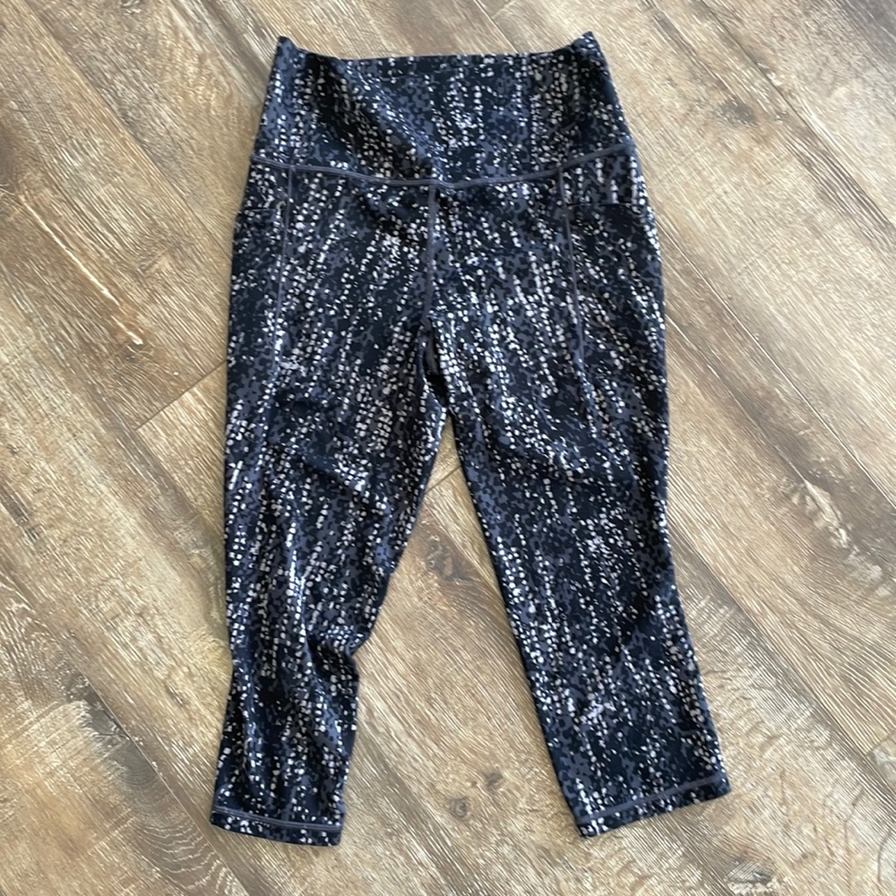 Athleta Salutation II Capri Womens Legging - size M with Pockets